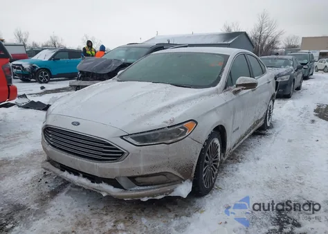 2018 Ford Fusion Hybrid Titanium z USA, uszkodzony, nr VIN 3FA6P0RU6JR219080